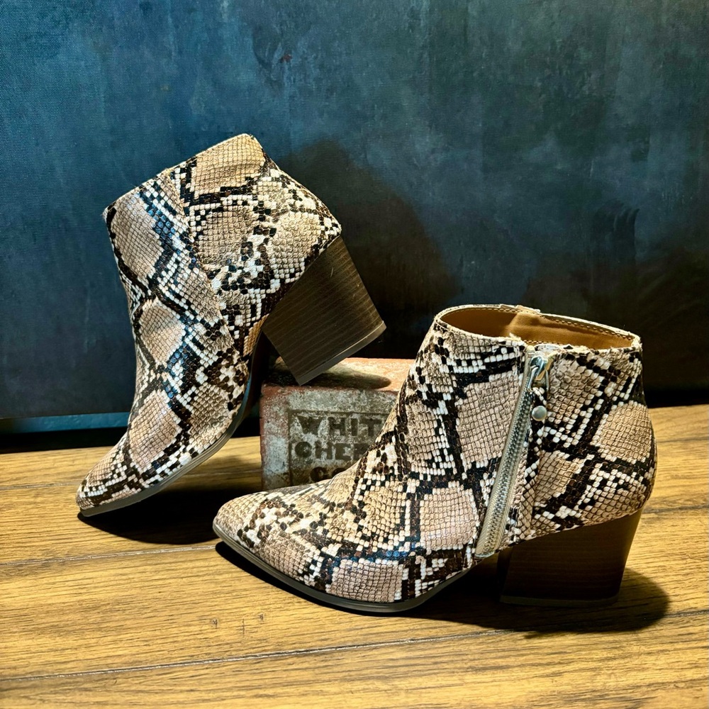 Snake Print size 8 Side Zip Ankle Boot
